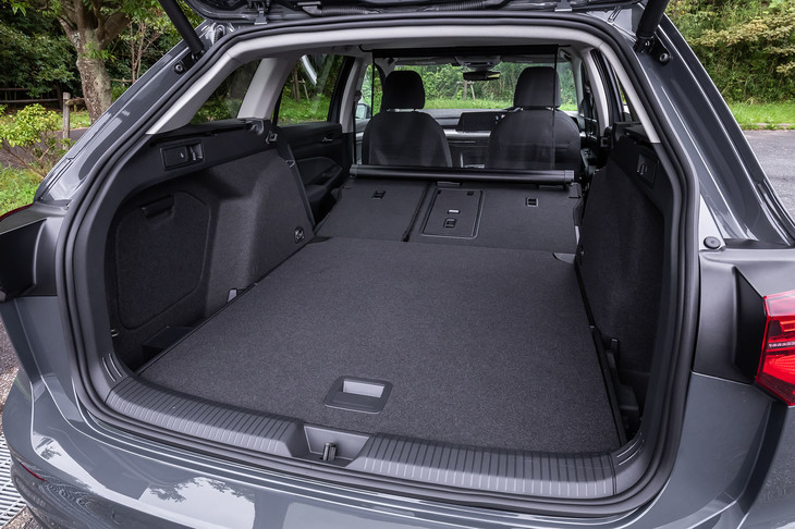 荷室床面を上部にセットし後席背もたれを前方に倒すと、前席後方まで続くほぼフラットな荷室床面が現れる。後席背もたれを倒した荷室の最大容量は1642リッター。