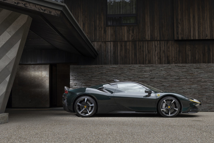 3基のモーターと高出力のV8エンジンを組み合わせた「SF90ストラダーレ」は、過去のどんなスーパーカーとも違う、異質なドライブフィールを持つクルマに仕上がっていた。