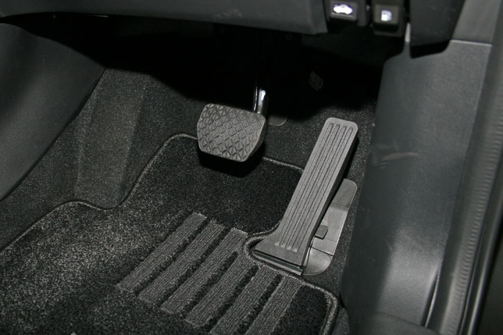 従来モデルに引き続いて採用されたオルガン式アクセルペダル