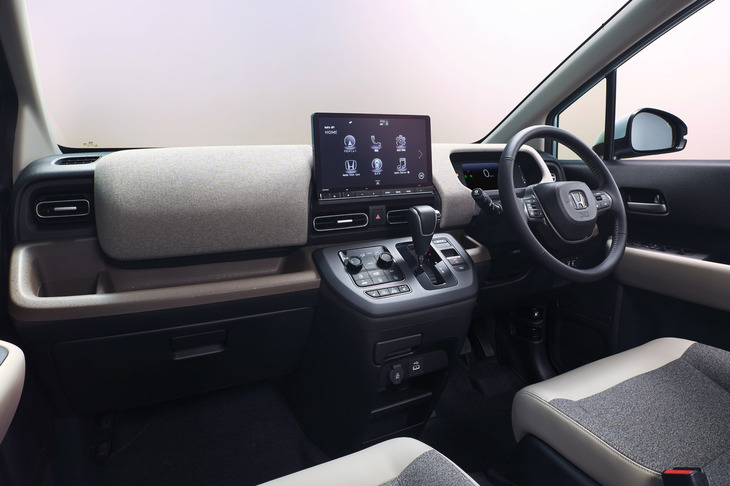 肌に触れるパーツを優しい触感の素材とした「フリード エアー」のインテリア。