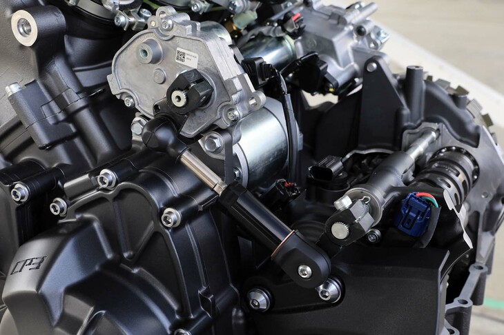 シフトロッドにはスプリングが内蔵されており、変速時にはその弾性力で素早くギアを抜くことが可能。トランスミッションのドッグギアの形状も、瞬時にギアが入るよう改良されている。