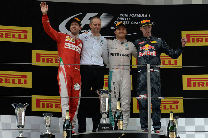 第3戦中国GPを制したメルセデスのニコ・ロズベルグ（写真右から2番目）、2位に入ったフェラーリのセバスチャン・ベッテル（左端）、3位に終わったレッドブルのダニール・クビアト（右端）。（Photo=Ferrari）