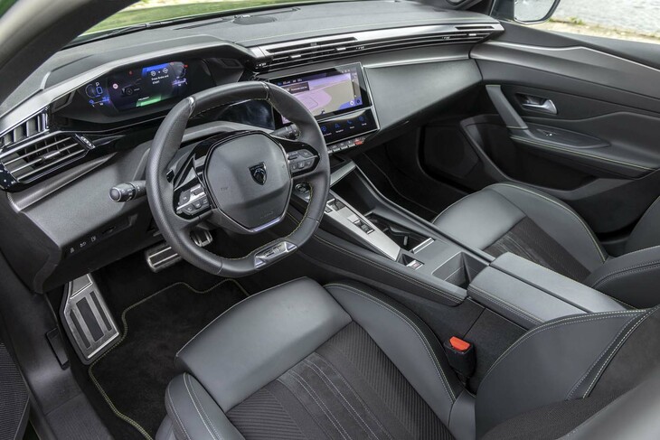 コックピット周辺は、小径のステアリングホイールや、そのリムより上方に視認するメーターパネルが特徴。日本仕様車のハンドル位置は右のみとなる。