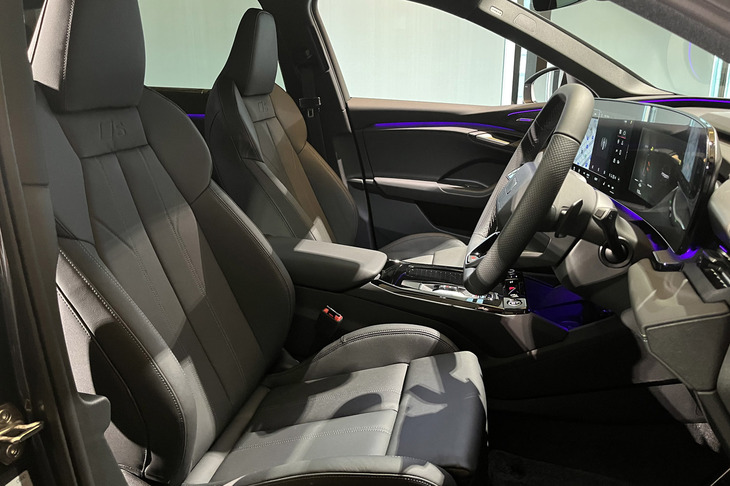 「Q6 e-tron」のフロントシート。PPEの採用により、室内は広々としたスペース感覚と居住性を両立したと紹介される。