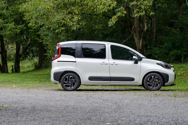 ボディーサイズはFF車で全長×全幅×全高＝4260×1695×1695mm。先代（マイナーチェンジ後のモデル）と比べると、全長・全幅は全く同じで、全高のみ20mm高くなった。