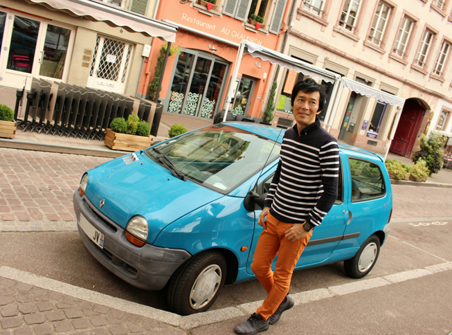 フランス電力の払い下げと思われる「ルノー・トゥインゴ」を発見して、筆者も思わず記念撮影。コルマールで。
