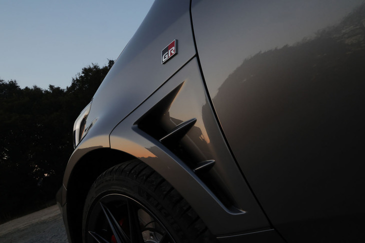 フロントホイールハウス内にたまる空気を後方へと放出させるフェンダーダクト。ノーズダイブ時のステアリングフィールや、コーナー入り口での操縦安定性の向上も狙っている。