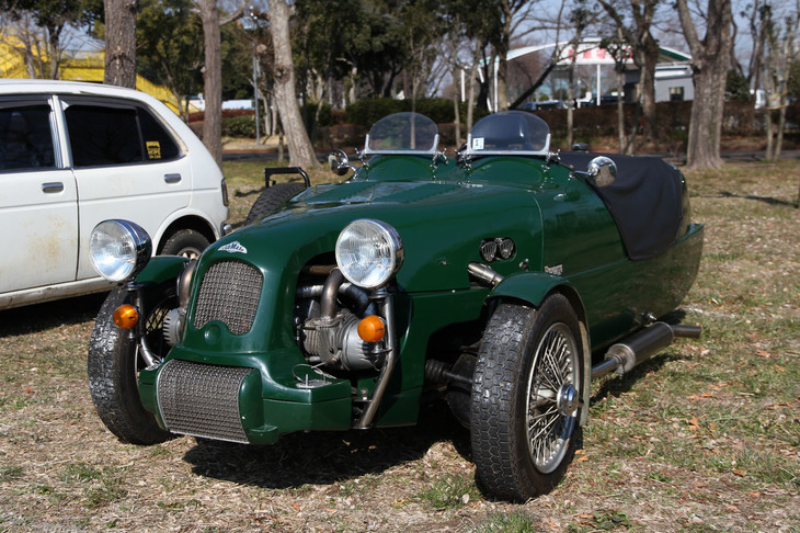 非常に珍しい「Lomax（ロマックス）」。「シトロエン2CV」のメカニカルコンポーネンツを流用したイギリス製のキットカーである。この個体は1972年製という三輪モデルだが、四輪バージョンもあり、同社の公式サイトによれば現在もキットは入手可能のようだ。