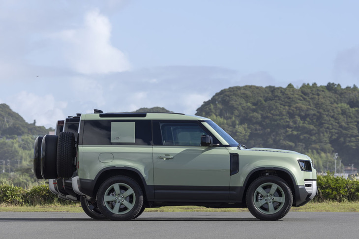 写真手前から「90」「110」「130」と全長の短い順に「ディフェンダー」を並べてみた。「90」は全長が4510mm、「110」は同4945mm、「130」は同5275mmと発表されている。