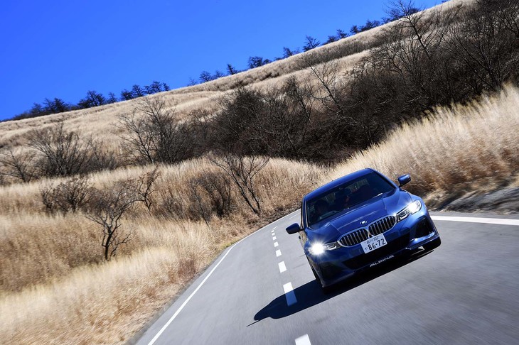 「D3 Sリムジン アルラット」は、アルピナが独自に調整したスタビライザーや、アイバッハ製スプリングを組み合わせた「アルピナ・スポーツ・サスペンション」を装備。ハンドリング性能の向上が図られている。