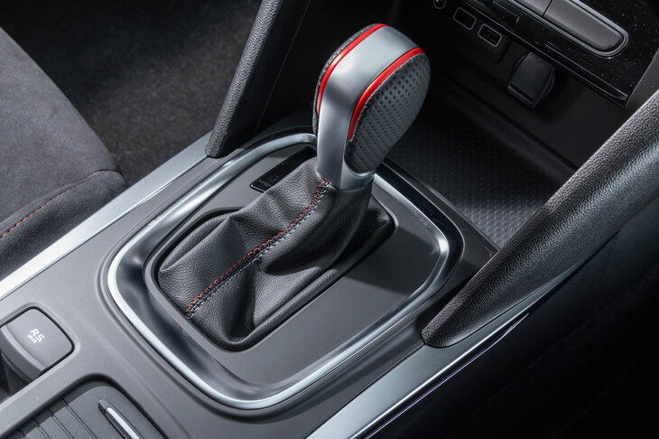 トランスミッションは、デュアルクラッチ式ATの6段EDCと6段MTのいずれかを選択できる。