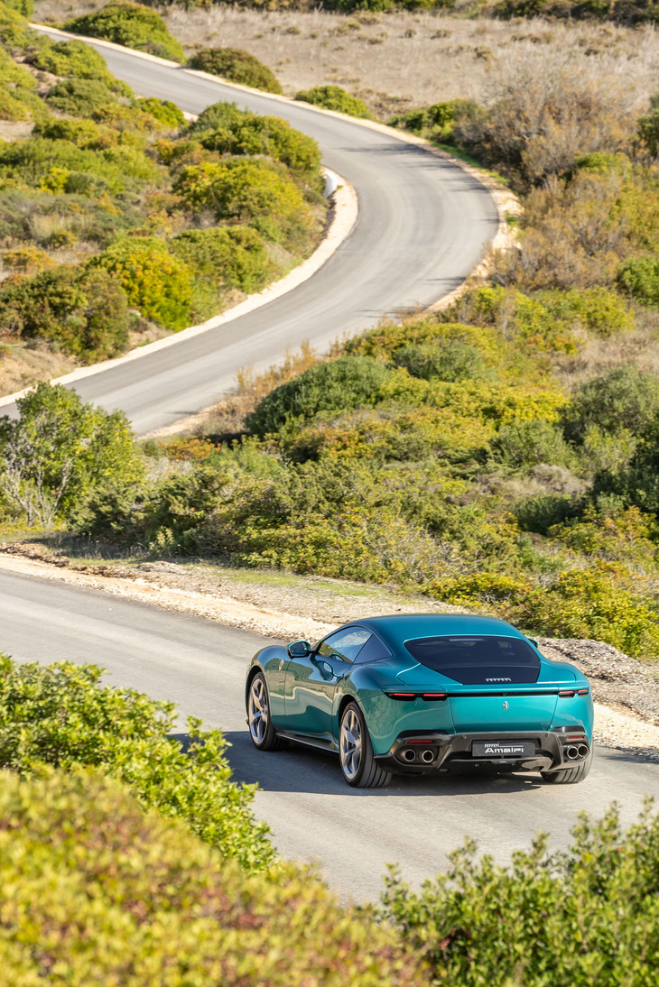 乗りやすさが印象的な「アマルフィ」だが、ハンドリング性能は先代「ローマ」よりも明らかに向上している。顧客から要望が多かったという先進運転支援システム（ADAS）の充実もセリングポイントのひとつである。