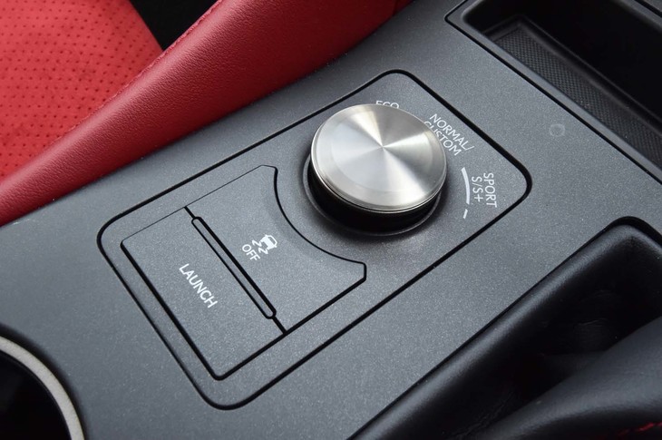 マイナーチェンジ後の「レクサスRC F」には、ローンチコントロール機能が追加された。写真左下がそのスイッチ。