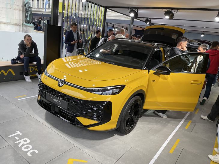 フォルクスワーゲンは新型「Tロック」を出展。ボディーの全長が現行モデルから120mm延びている。