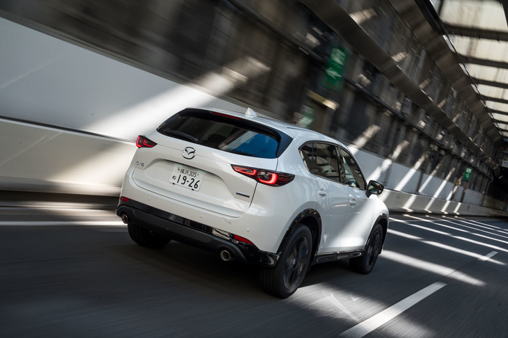 運転支援システムでは、全車速域（MT車は30km/h以上）で使用可能な操舵支援機能付き前走車追従走行機能「クルージング＆トラフィックサポート」の採用がトピックだ。