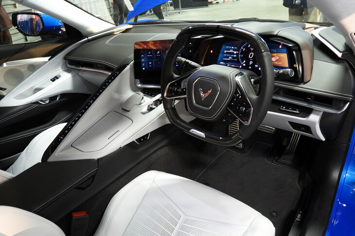 「コルベットE-Ray」のインストゥルメントパネルまわり。日本仕様はもちろん右ハンドル。デジタルメーターやセンターディスプレイの表示も、しっかり日本語表記となっている。