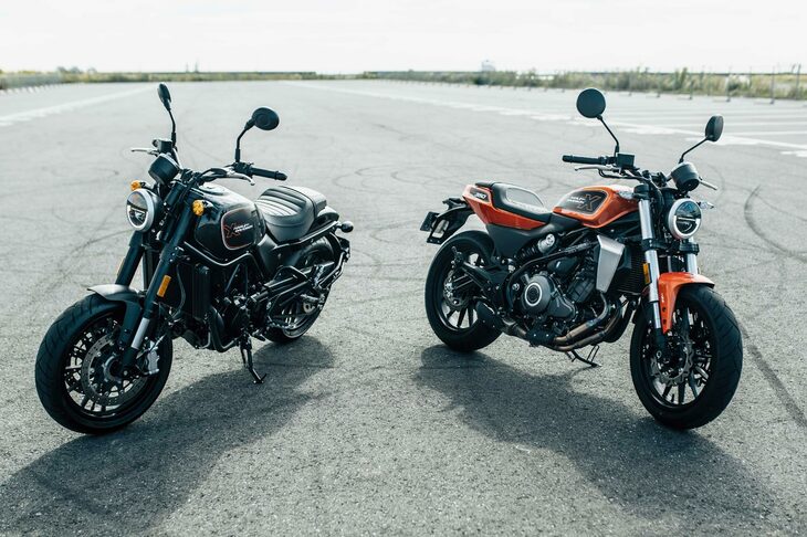 ハーレーダビッドソンのニューモデル「X350」（写真向かって右）と「X500」（同左）。コンパクトなボディーに小・中排気量のエンジンを搭載した新機軸のモデルで、HDはこれらを「X」シリーズと称している。
