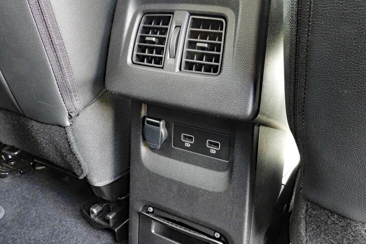 大人数でのロケで地味にありがたかったのがこちら。前席用・後席用・荷室用と、12V電源ソケットやらUSBソケットやら非接触充電器やらが、各所に備わっていたのだ。1人2人のスマホが電欠しても、どんとこいである。