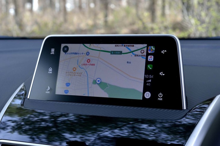 今回試乗した上級グレード「Gプラスパッケージ」には、スマートフォン連携ディスプレイオーディオが標準装備される。単独でナビ機能は備えていないが、「Apple CarPlay」（写真）、または「android auto」のマップアプリを利用できる。