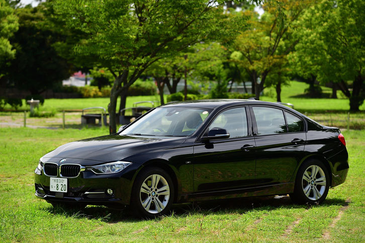 清水氏が2017年に購入した、“エリート特急号”こと3年落ちの「BMW 320dスポーツ」。（写真：池之平昌信）