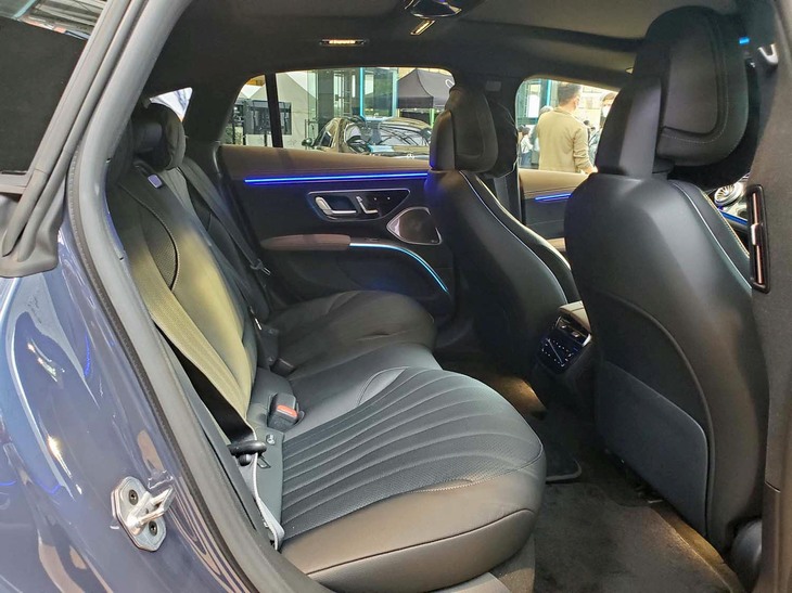 メルセデス・ベンツEQS450＋（リアシート）