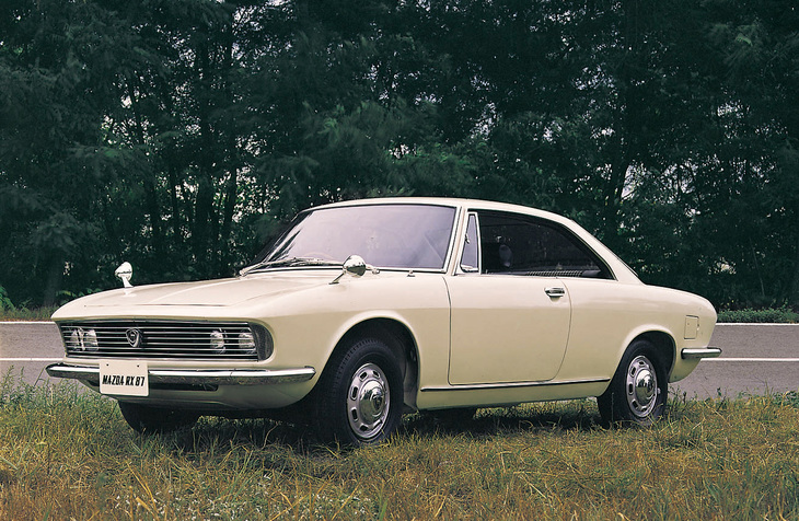 1967年の東京モーターショーに「RX87」の名で出展されたプロトタイプ。ヘッドライトがコンシールドタイプ（格納式）で、フロントドアに三角窓があった。