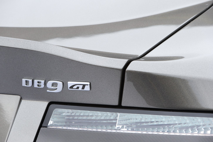 ダックテール形状のリアスポイラーに施された「DB9 GT」のバッジ。