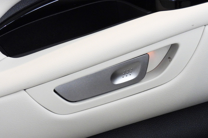 レクサスLM500h“バージョンL”（電動ドアオープナー）