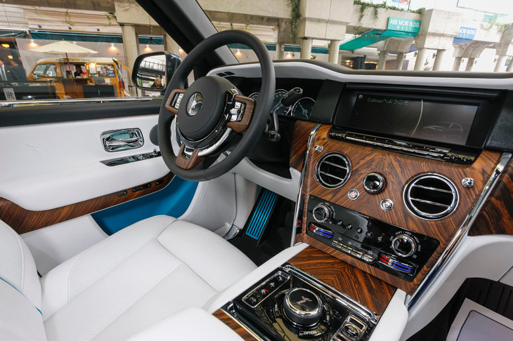 ミッチェル：「お客さまの要望はさまざまで、例えば庭の倒れた木を持ってこられて、『この木で内装を作ってほしい』という方もいらっしゃいました。また『愛犬の毛並みと同じ色の内装にしてほしい』という依頼を受けて、その方のためにインテリアカラーを開発したこともあります」