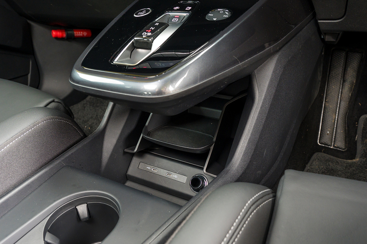 庇（ひさし）の下にはUSBタイプCポート（2つ）や12Vソケットなどが備わっている。階段状になった収納が使いやすい。