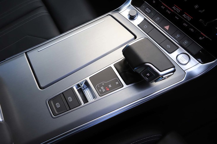 メカニカルスイッチを極力使用しない、シンプルでクリーンなセンターコンソールデザインを採用。トランスミッションは「Sトロニック」と呼ばれる7段のDCTを搭載する。