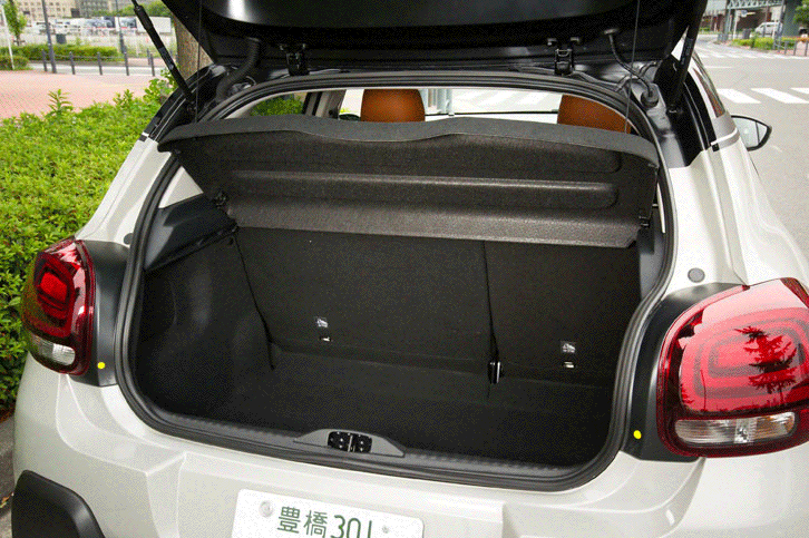 荷室の容量は300リッター。後席の背もたれを倒すと922リッターまで拡大できる。（写真をクリックすると、シートの倒れる様子を見られます）