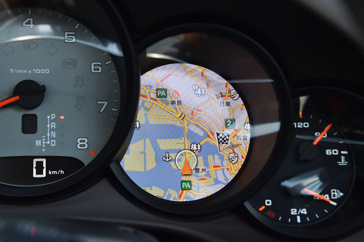 「ポルシェ911」伝統の5連メーターは、右から2番目の枠がマルチインフォメーションディスプレイとなっており、燃費や走行距離、選択されている走行モードなどを確認できる。（写真をクリックすると、表示の一部が見られます）