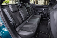 フロントと同じく、テップレザーとアルカンターラのコンビネーション表皮で仕立てられたリアシート。長いホイールベースのおかげで、ニースペースは約188mmが確保されている。