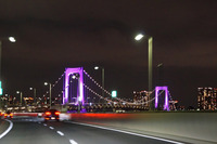 レインボーブリッジ開通30周年記念週間の2日目は、紫色にライトアップされた日だった。紫色は微妙で、カーマニア目線で言わせてもらうなら、似合うクルマが限られそうだ。