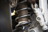 リアサスペンションについては、路面追従性を追求して独自の減衰力セッティングが採用されたほか、リンクレシオも変更されている。