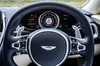 中央にエンジン回転計とデジタル表示の速度計を独立配置するメーターは、全面が液晶パネルになっている。選択されるドライビングモードによって、その中央部分の色調が変化する。