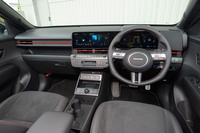 「Nライン」のインテリアカラーは専用のブラックのみの設定。エアコンのルーバーなどに控えめに赤のアクセントがあしらわれる。