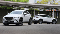 「CX-3 20Sプロアクティブ Sパッケージ」（左）と、特別仕様車「XDエクスクルーシブ モッズ」（右）。