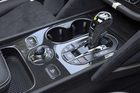 センターコンソールまわりにはカーボンのパネルが惜しみなく使われる。