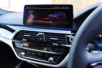 走行モードは、センターコンソールのスイッチで切り替え可能。センターモニター上でも選択できる。