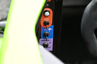 ステアリングホイールの左側にあるスイッチ類。赤い部分の下がイグニッションで上がスタートボタン。