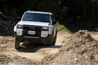 モーグルセクションへ挑む「ランドクルーザー“250”ZX」。ZXグレードは快適装備が充実するだけでなく、「マルチテレインセレクト」や「SDM」、電動リアデフロックも搭載されており、悪路走破性も高められている。