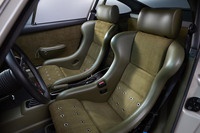 シートはツーリング用とスポーツ用（日本第1号車はこれ）、カーボン製のレーストラック用の3種類から選べる。