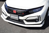 フロントには、純正バンパーの下にかぶせるタイプのアンダースポイラーを装備。両端がフィン形状となっている。