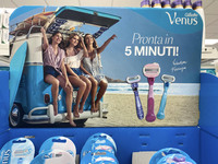 イタリアのスーパーマーケットにて。美容シェーバーのPOP広告。形式だけの警告がない広告の、なんとすがすがしいことよ。