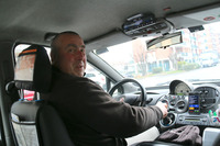 ドライバー歴23年のフラヴィオさん。「ムルティプラ」の高いアイポイントは、この仕事に最適という。