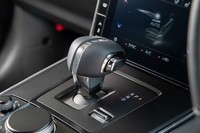 フローティングコンソールに備わるバイワイヤ式のシフトセレクター（マツダは「エレキシフト」と呼ぶ）。「P」「R」「D」が必ず端になる“逆L字レイアウト”により、直感的かつ正確な操作ができるようになっている。