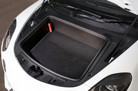 本格的なライトウェイト／ミドシップのスポーツカーでありながら、普段使いできる実用性を有するところも「A110」の魅力。車体の前後には2つのトランクルームを備え、ちょっとした旅行の荷物程度なら、難なく積み込める。