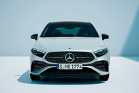 「Aクラス セダン ファイナルエディション」のフロントフェイス。「AMGライン」を標準装備とし、スターパターンをちりばめたデザインのフロントグリルや、開口部の大きなエアインテークが目を引く。